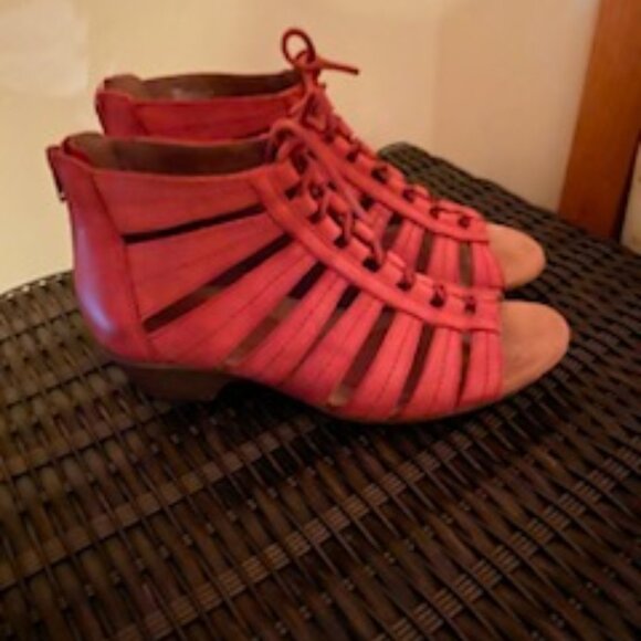 Cobb Hill Sandles - Picture 1 of 3